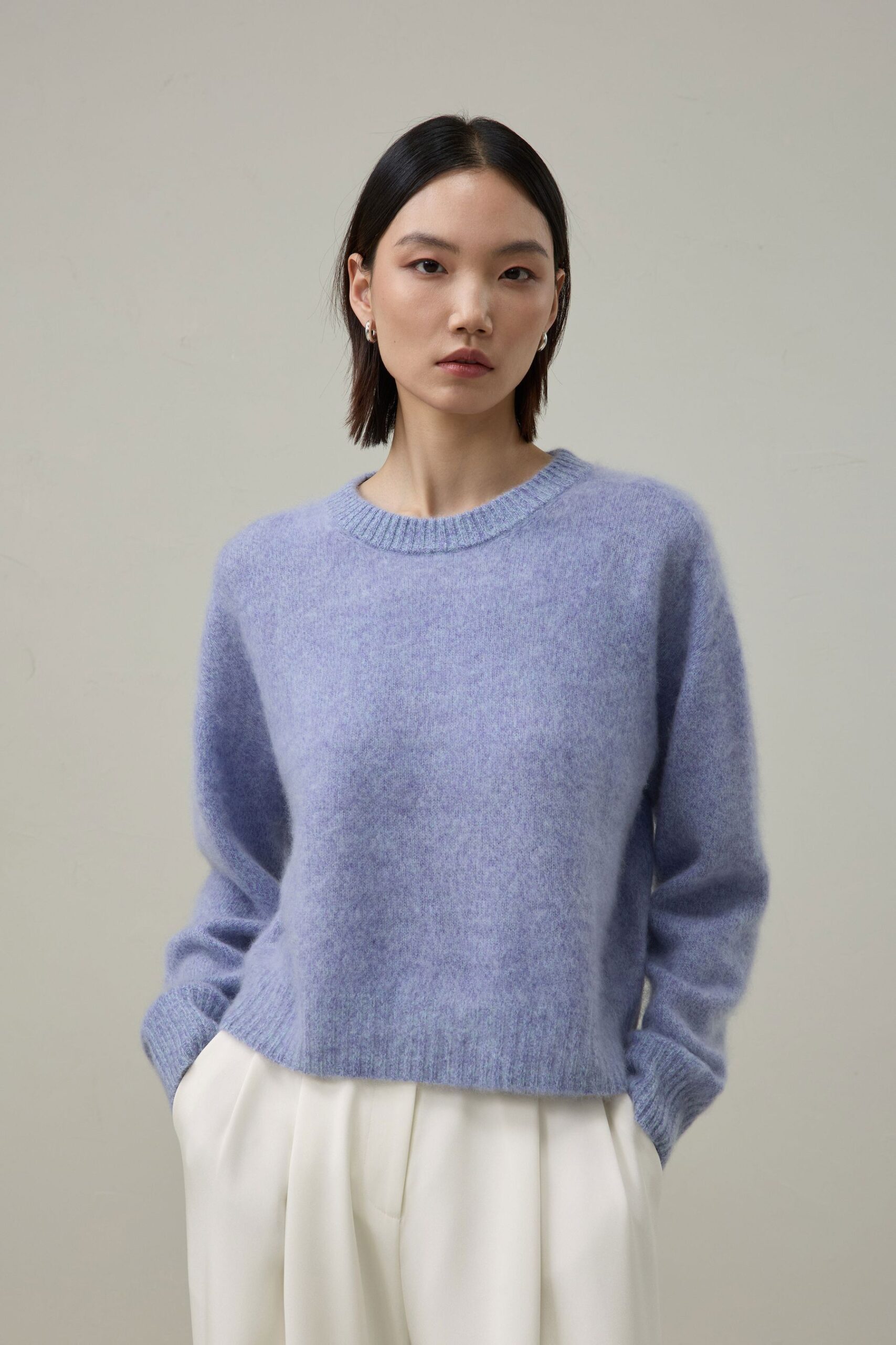 Áo len cashmere hai tông màu, không đường may, được chải mịn.